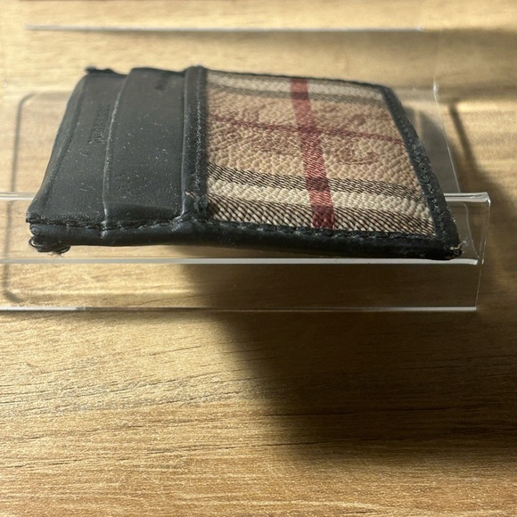 Burberry Card Wallet-Classic stripe imprinted with Burberry logo on the front. - Picture 8 of 9